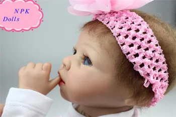 55 cm npk simulatie zachte siliconen reborn baby pop handgemaakte katoenen kleding meisje poppen met baby fles brinquedos voor kind