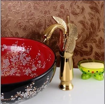 GRATIS VERZENDING! hoge kwaliteit goud kleur zwaan dier stijl brone wastafel kraan mengkraan. badkamer wastafel kraan (gratis 2 slang)